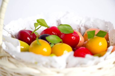 Kanom Bak Choup : Yeşil yapılmış Tay geleneksel tatlı, hindistan cevizi sütü, şeker ve meyve şeklinde jöle (Marzipan gibi bakmak)