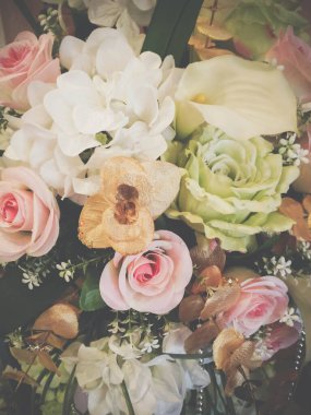 Yapay çiçek aranjmanı.