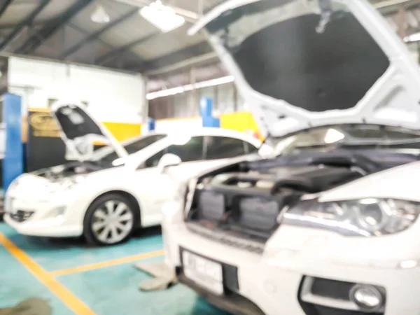 Benzin istasyonunda araba tamiri bulanıklığı