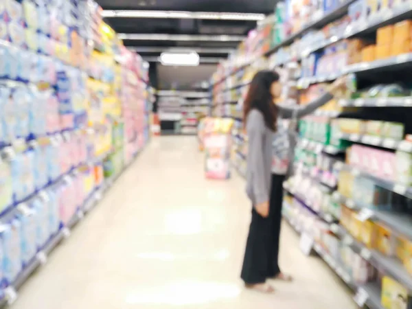 Kadın Arka Plan Kullanımı Için Bulanık Bir Şekilde Süpermarket Rafına — Stok fotoğraf