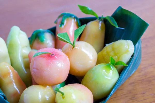 Kanom Look Choup タイの伝統的なデザートは バナナの葉から作られたカップに果物の形で緑 ココナッツミルク ゼリーで作られています — ストック写真