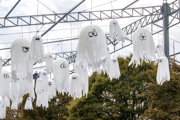 屋外に吊るされたハロウィンホワイトゴースト装飾 — ストック写真
