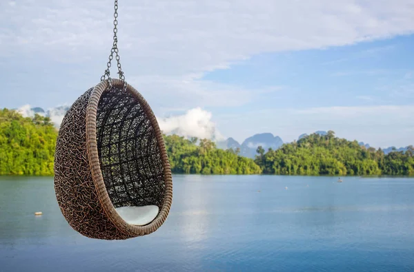 Poltrona Penzoloni Rattan Con Cuscino Bianco Sullo Sfondo Del Fiume — Foto Stock