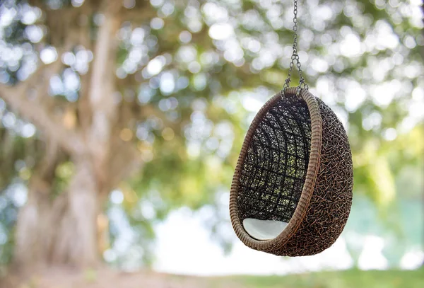 Silla Colgante Rattan Lounge Con Almohada Blanca Sobre Fondo Bokeh — Foto de Stock