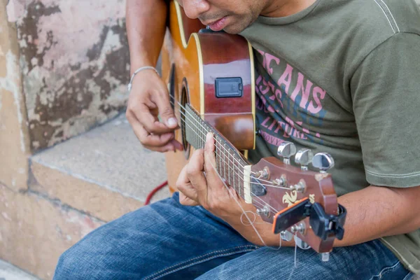 Nahaufnahme Eines Mannes Der Akustische Gitarre Spielt — Stockfoto