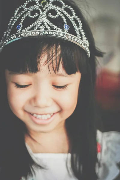 Happy Asian Gadis Tersenyum Ketika Menempatkan Mahkota Seperti Putri — Stok Foto