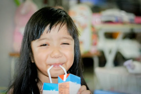 Lucu Gadis Muda Asia Minum Dua Kotak Susu Dan Tersenyum — Stok Foto