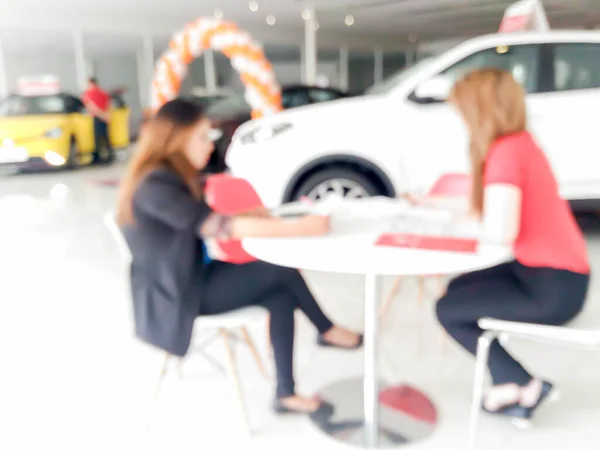 Sala Exposición Coches Borrosos Con Vendedor Clientes Para Uso Fondo — Foto de Stock