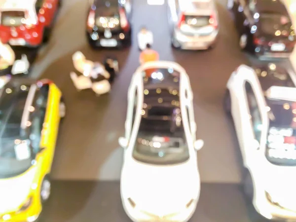 Satıcı Müşterilerle Bulanık Araba Galerisi Arka Plan Kullanımı Için — Stok fotoğraf