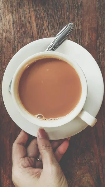 Mão Segurar Café Quente Copo Branco Mesa Madeira — Fotografia de Stock