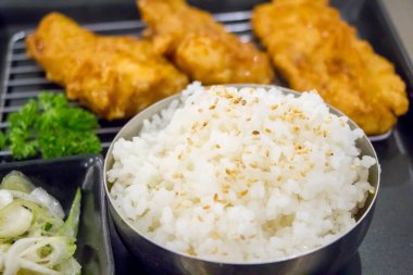 Kızarmış tavuklu beyaz pirinç.