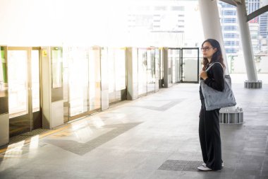 Asyalı kadın Tayland 'da gökyüzü trenini bekliyor.