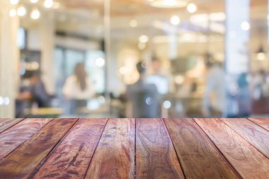 Kafede bulanık insanlar üzerinde boş perspektif ahşap masa üst dokusu