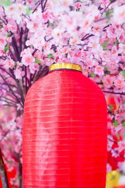 Süsleme için kırmızı Çin fenerli pembe kumaş sakura.