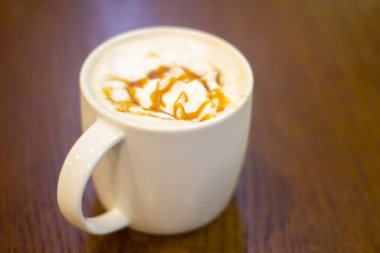 Sütlü ve karamelli kahve.