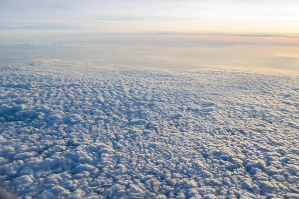 Arranha Céu Alta Definição Com Nuvens Brancas Fofas — Fotografia de Stock