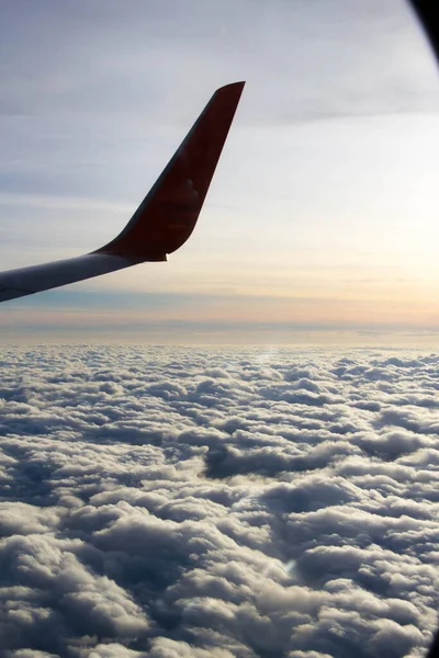 Arranha Céu Alta Definição Com Nuvens Brancas Fofas Olhar Avião — Fotografia de Stock