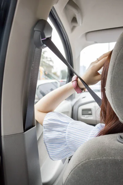 Młoda Kobieta Samochodzie Widząc Tyłu Jest Znudzony Dla Handlu Dżemem — Zdjęcie stockowe