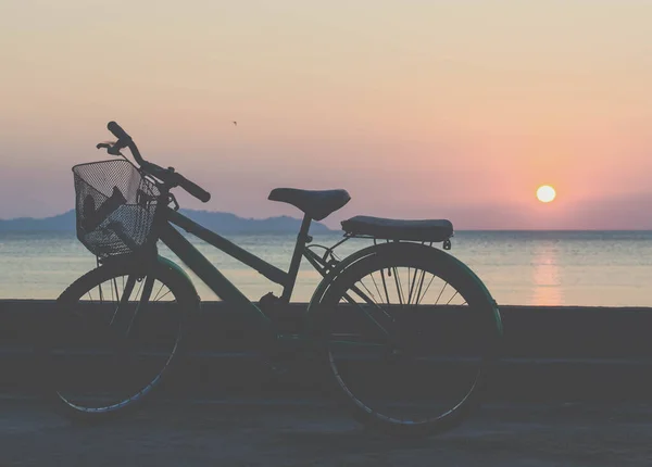 Fiets Het Strand Bij Zonsondergang — Stockfoto