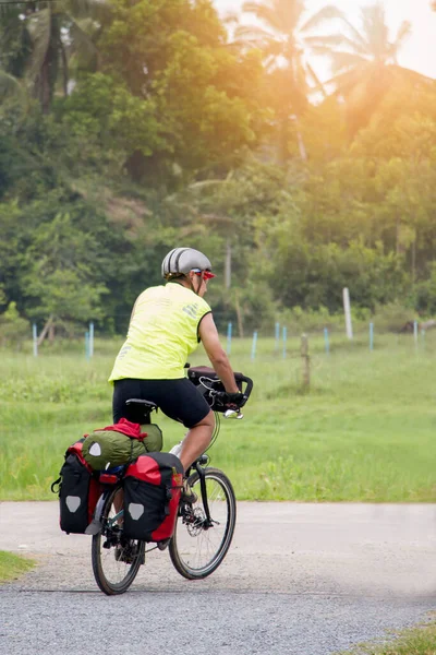 Hombre Viajando Ciclista Camino Urbano — Foto de Stock