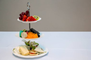 kek ve meyve üç katmanlı servis tepsisi görüntülenen