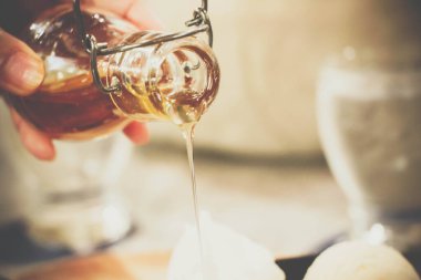 Kavanozdan bal döküyorum.