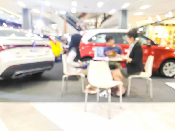 Niewyraźny Salon Samochodowy Klientami Sprzedawczynią — Zdjęcie stockowe
