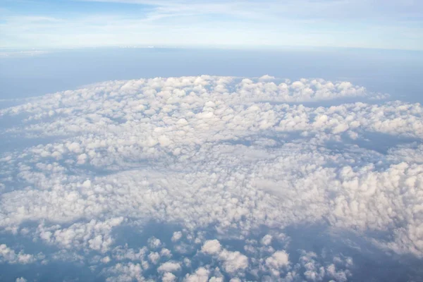 Nuvem Branca Olhando Janela Avião — Fotografia de Stock