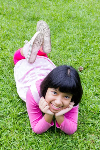 Potret Seorang Gadis Asia Yang Bahagia Tersenyum Berbaring Rumput Hijau — Stok Foto