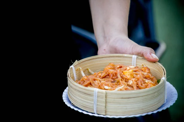 Pad Thai 泰国受欢迎的大虾菜面 装在肥大鱼篮子里 — 图库照片
