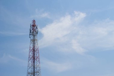 Beyaz bulutlu mavi gökyüzünde anten