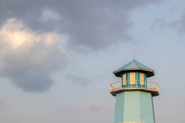 Mavi gökyüzü arka planında ahşap deniz feneri