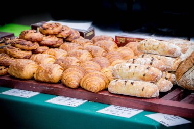Kruvasan ve farklı türde ekmek.
