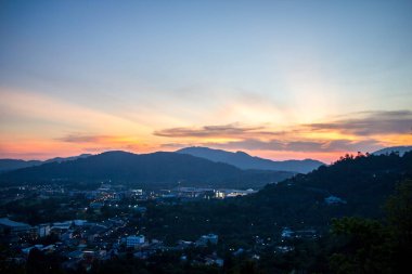 Güzel gün batımı gökyüzüne sahip dağ