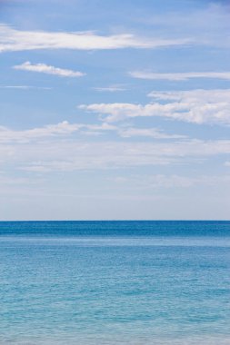 mavi deniz ve bulutlu gökyüzü arkaplanı