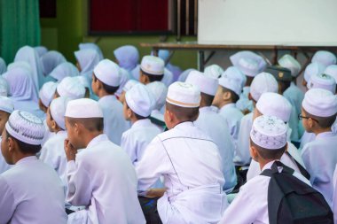 Asyalı Müslüman çocuklar okulda.