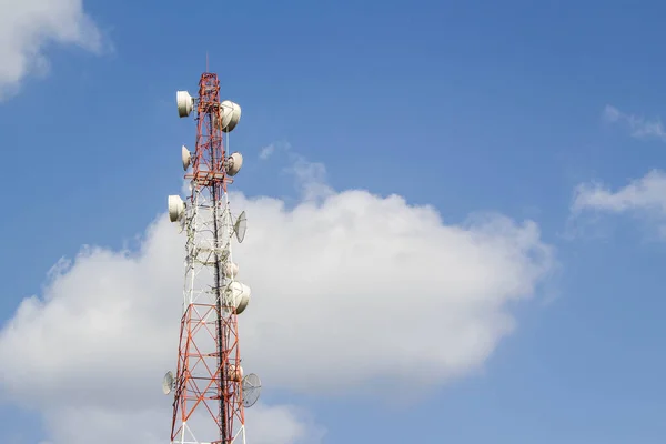 Telekommunikationsturm Und Satellitenschüssel Telekommunikationsnetz — Stockfoto