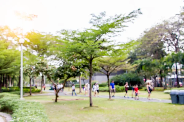 Abstracto Fondo Borroso Las Personas Que Caminan Parque Verde —  Fotos de Stock