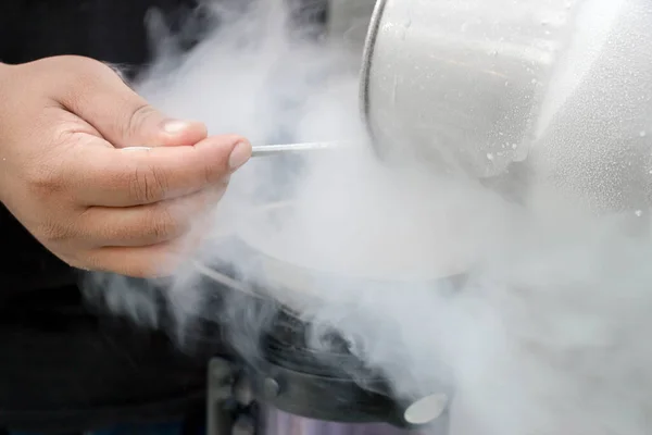 Mão Homem Fazendo Sobremesa Fria Com Nitrogênio Líquido — Fotografia de Stock