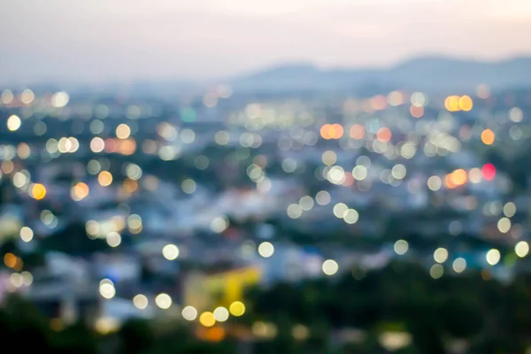 Абстрактное Размытие Боке Ночного Света Города Горами Закатом Неба Фон — стоковое фото