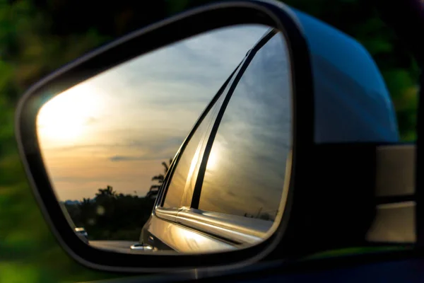 Araba Yan Aynası Yol Üzerinde Güneş Işığı Ile — Stok fotoğraf
