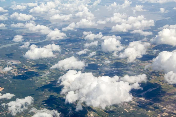 Nuvem Branca Fofa Sobre Terra Olhando Avião — Fotografia de Stock