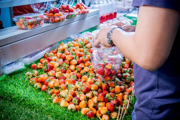 Customer Buying Fresh Strawberry Market — Stock Photo, Image