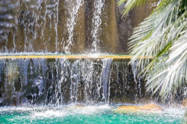 Bahçedeki havuz süslemesinde şelale