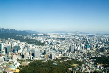 Şehrin modern binasının üzerinde güzel mavi gökyüzü