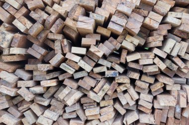 Kereste deposunda yeni ahşap çiviler yığını