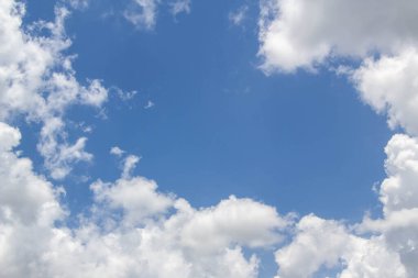 Mavi gökyüzü arkaplanındaki beyaz bulutlar