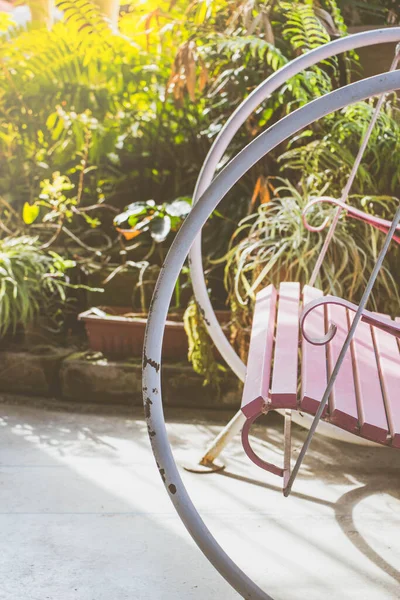 Viejo Columpio Rosa Jardín Con Luz Del Sol — Foto de Stock