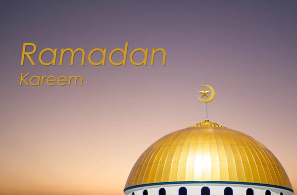 Ramadan Kareem Dengan Kubah Indah Masjid Emas Pada Latar Belakang — Stok Foto