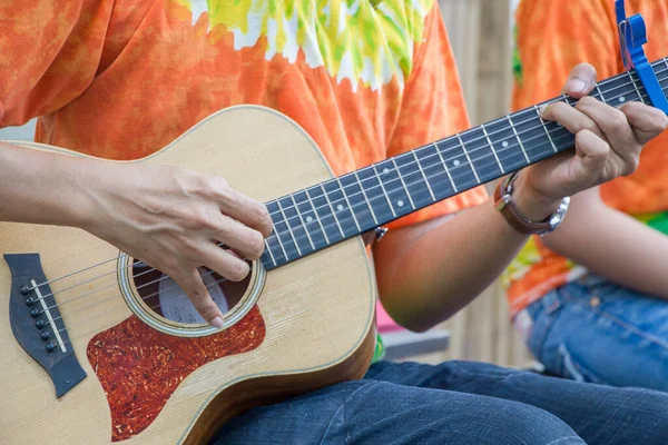 Fechar Dedos Homem Tocando Guitarra Acústica — Fotografia de Stock